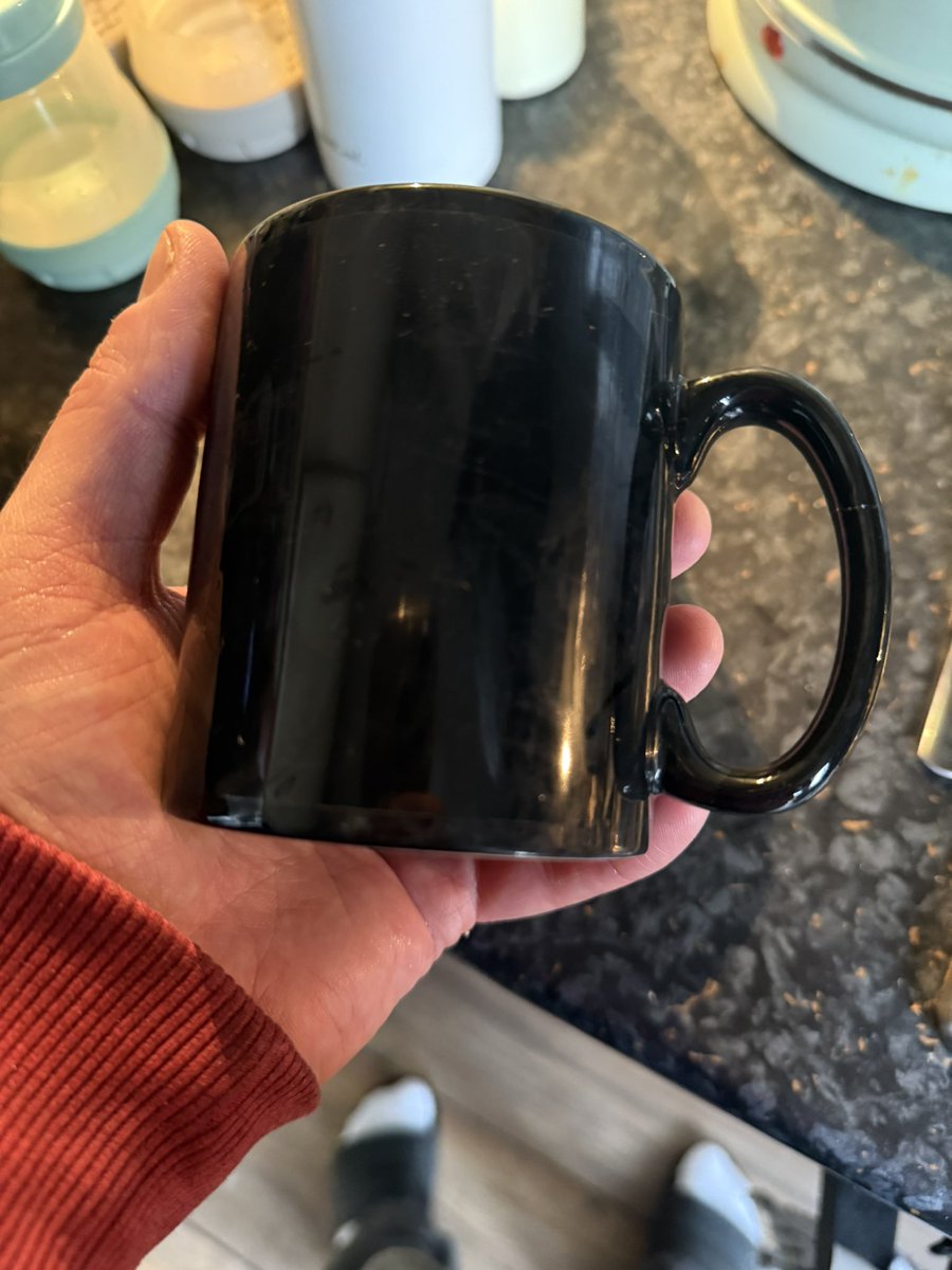 ClockingGames's tweet image. Don’t believe the Truth. Not dishwasher safe guys. My mug did not Live Forever! 😂 @liamgallagher @OasisMania @oasis