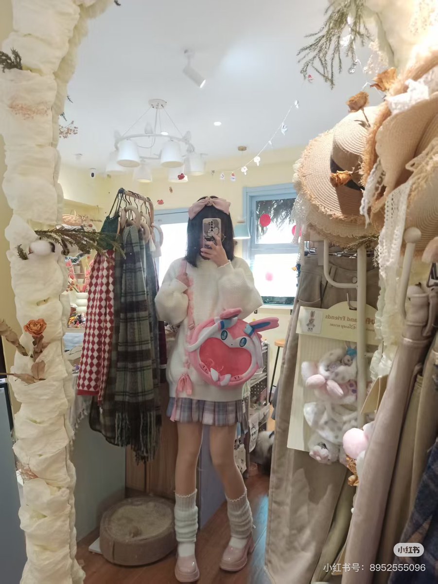 💗What an adorable Sylveon itabag! The young lady carrying it is absolutely full-score cute too!ヾ(•ω•`)o
🔗puffo.net/product/sylveo…
      
#sylveon #eeveelutions #pokemon #itabag