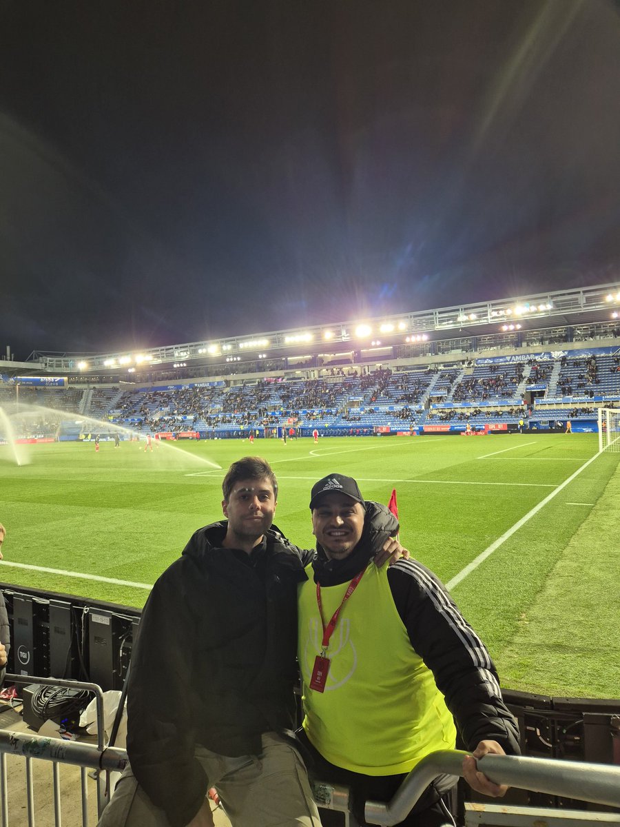 manuel_puro's tweet photo. Poco fútbol pero mucho Sevillismo, que alegría verte de nuevo hermanito @ElputoRafa #CopaDelRey https://t.co/z9eMpPqwyx