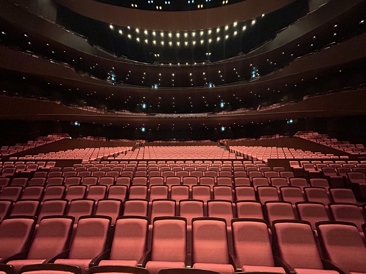 Dainactor's tweet image. #エリザベート 札幌公演千秋楽

hitaruの劇場とロビーはとても広く、たくさんのお客様にご観劇いただけて心から嬉しく思います。ありがとうございました✨

初めての北海道でしたが、存分に満喫することができ、とても楽しい時間を過ごしました。
すべてが美味しく、そして美しく…大満足です！！