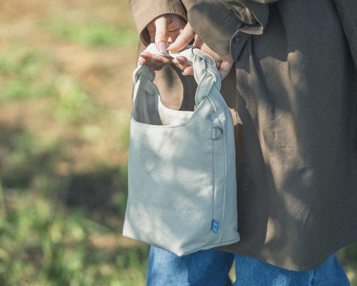 日本製は、わずか「1.4%」

1990年には約50%あった日本製の衣料品も、いまではほとんどが海外生産。
国内の縫製工場は激減。

そんな時代に、私たちは
ゼロから縫製工場を立ち上げました。

もしお手元に「日本製」の洋服やバッグがあれば、ぜひコメントで教えてください！