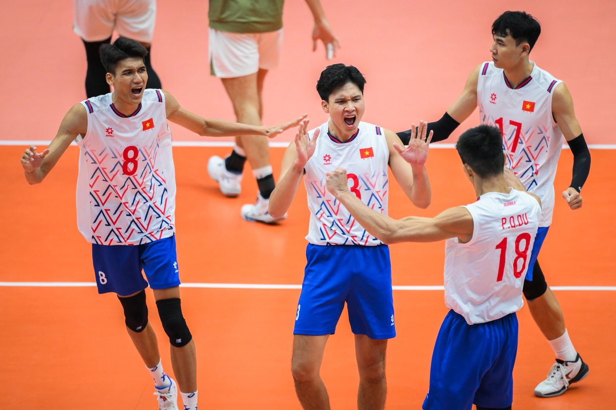 🇮🇩 INDONESIA IS FINALS BOUND! 

Defending champions Indonesia staged an epic reverse sweep against Vietnam to reach the gold medal match (21-25, 20-25, 25-22, 25-19, 15-10). They now await the winner of the Philippines vs Thailand clash for the ultimate showdown, aiming for their