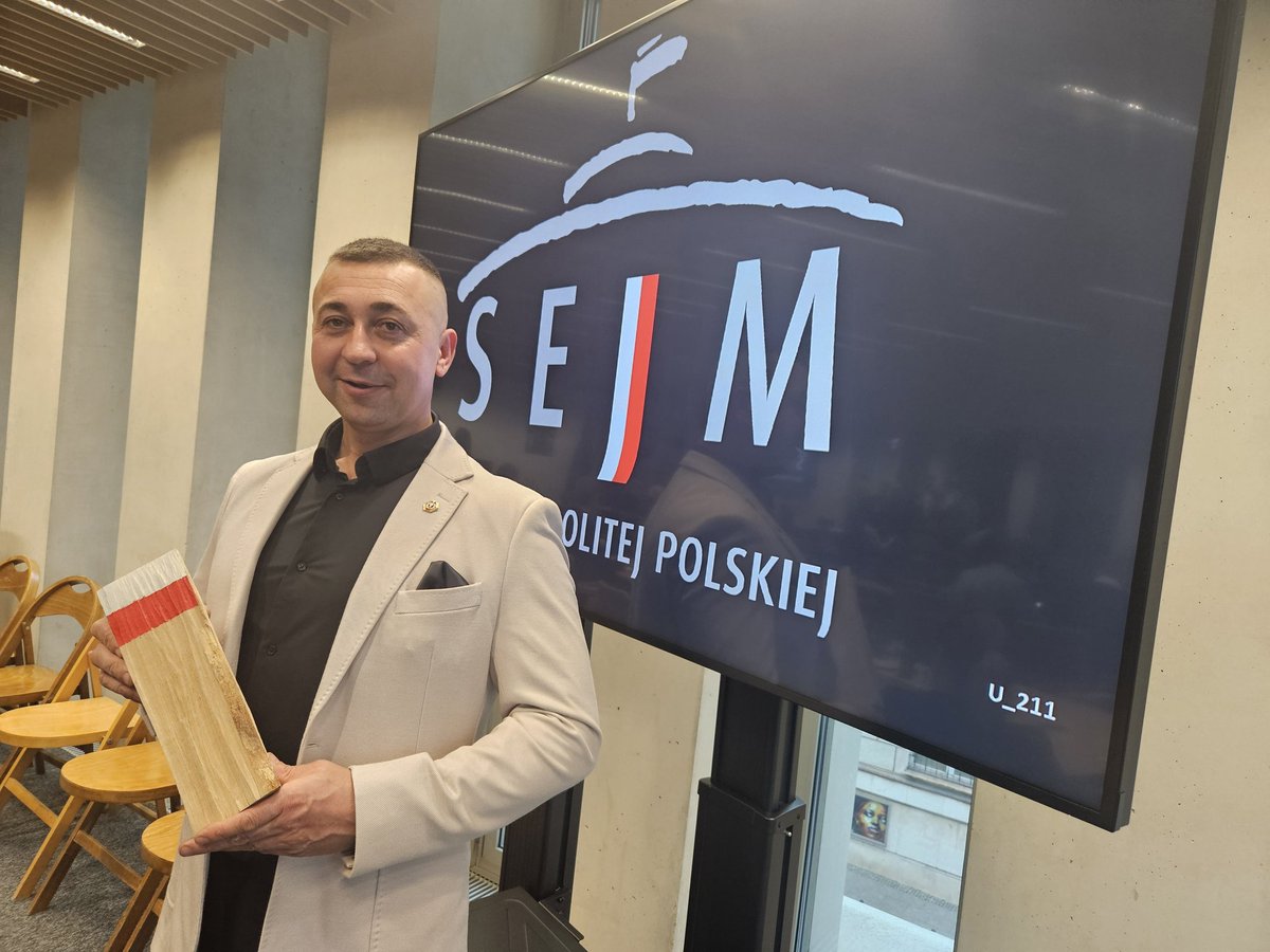 Drewno to odnawialny, ekologiczny i Polski🇵🇱 surowiec energetyczny #drewno🌳🌲 Dzisiaj na Komisji Ochrony Środowiska, Zasobów Naturalnych I Leśnictwa <a href="/KancelariaSejmu/">Sejm RP🇵🇱</a> mówi się o programie #czystepowietrze <a href="/LPanstwowe/">Lasy Państwowe</a> <a href="/MKiS_GOV_PL/">Ministerstwo Klimatu i Środowiska</a> <a href="/zapora_jan/">Jan Zapora</a> <a href="/Liziniewicz/">Jacek Liziniewicz</a>