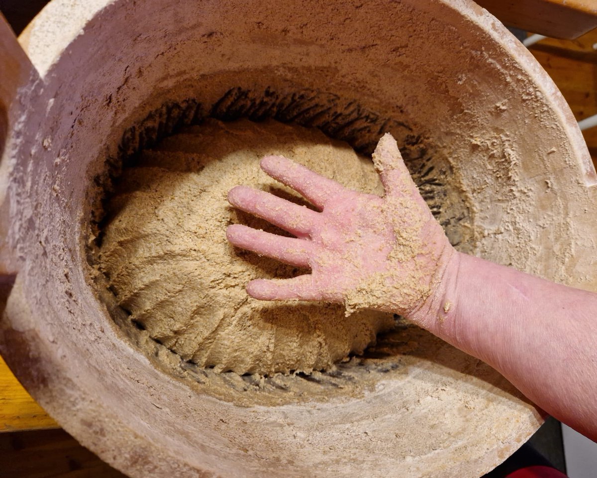 Sanovat leivän olevan tekijänsä käden makuinen. Toivottavasti käteni olisi hyvä käsi.
#ruisleipä #juureentehty #itetein #Sormulankeittiöstä