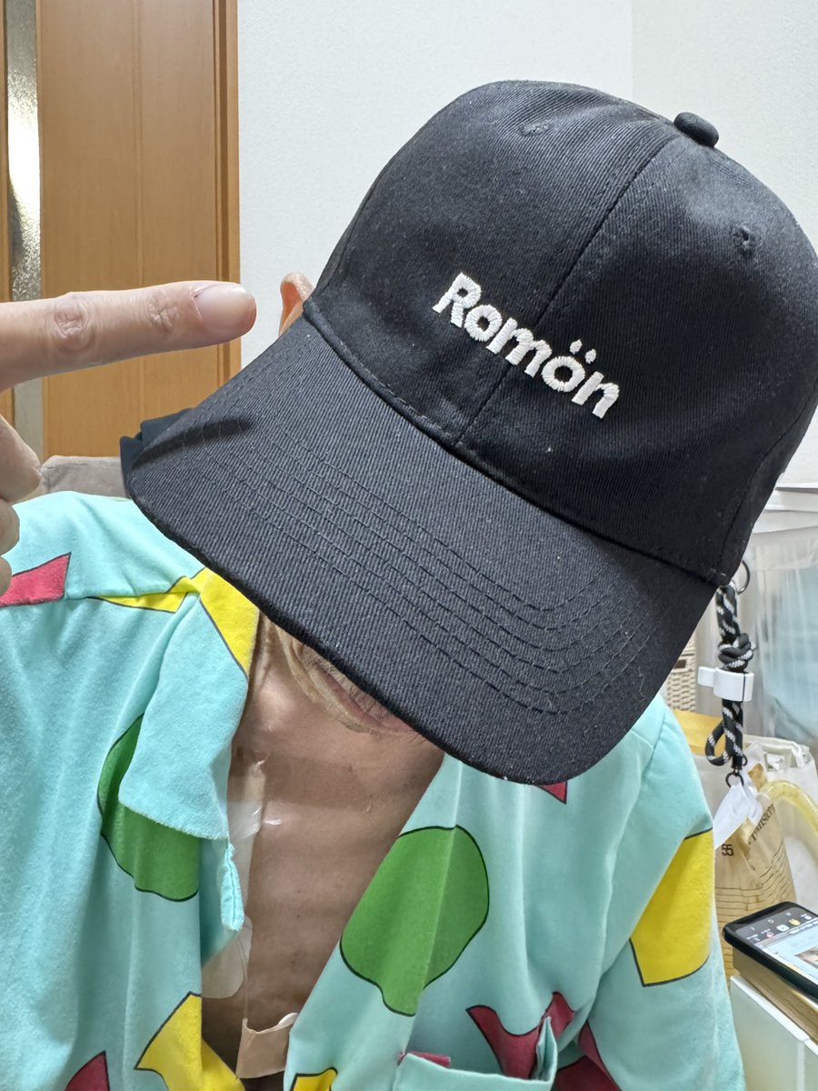 キャップを手に入れた！👍
かっこいいー　ありがとう！
一足早いサンタさん来ました。
病院行く時被ってこー
闘病中でもテンションあがります🙌
#ベリーグッドマン
#Romön
#ポップアップストア
#シアター咲