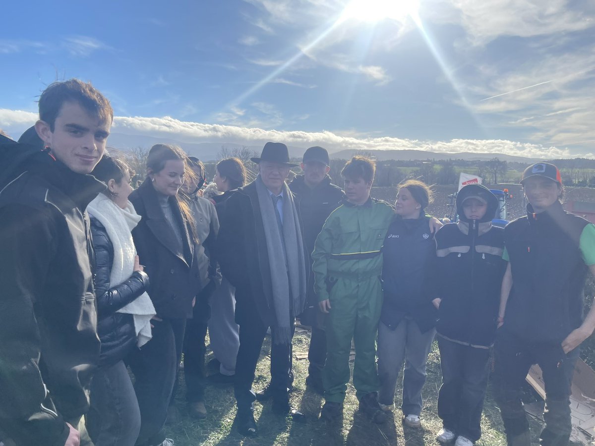 Se faire entendre ne devrait jamais passer par l’exaspération.
Nos agriculteurs du Tarn demandent une chose simple : être écoutés et voir des décisions avancer! La vaccination commence aujourd’hui le protocole sanitaire doit être revu ! Solidarite avec nos éleveurs 🇫🇷💪🏻