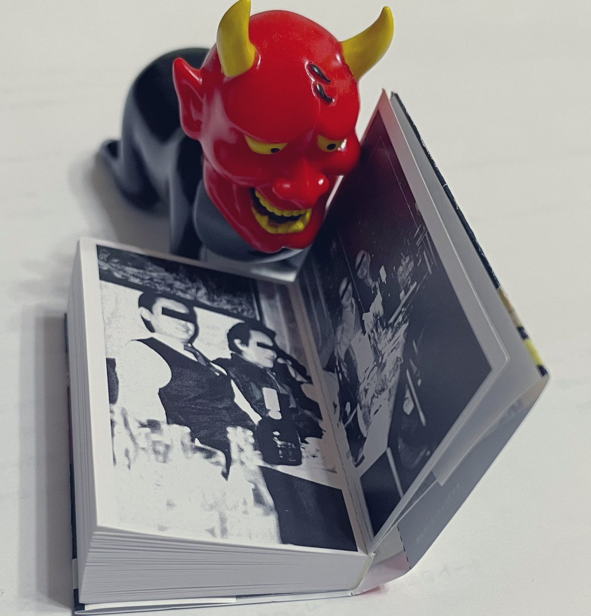 えーーっと、豆本ガチャで中岡俊哉の心霊写真シリーズが出てましたね