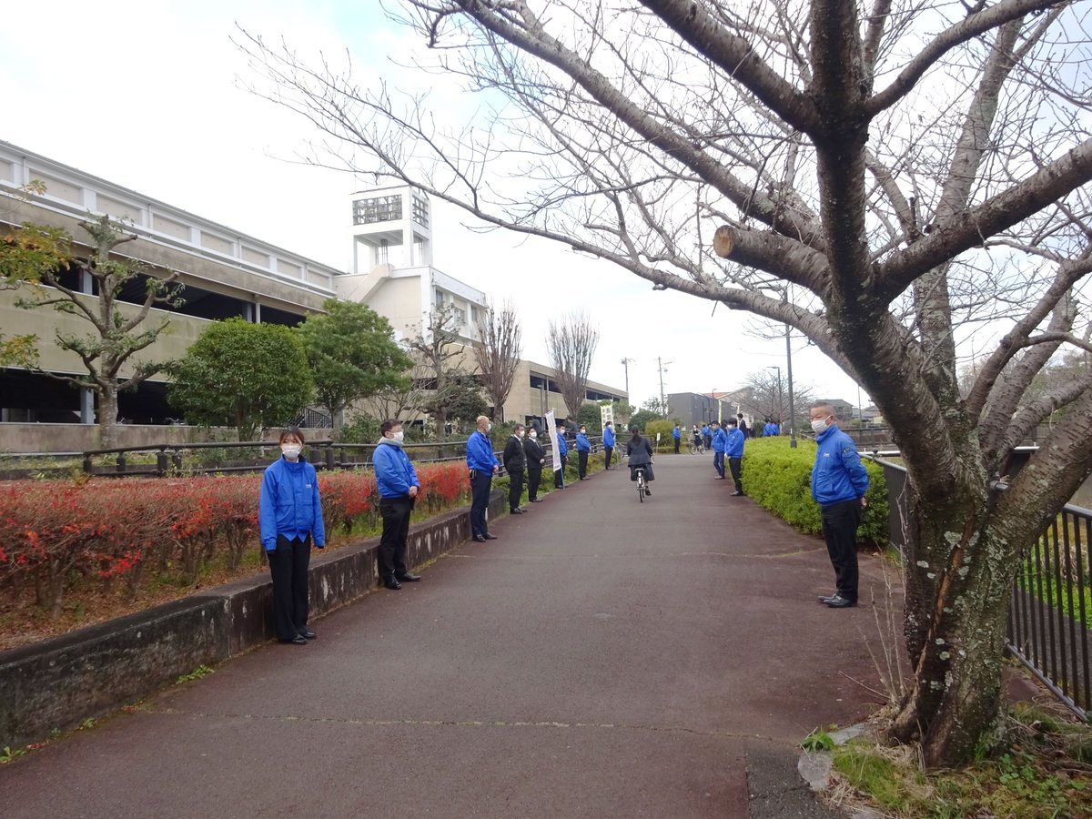 Tomei_DS's tweet photo. 本日藤枝西高校前で交通安全活動！ 年末は事故が増えやすい時期です⚠️歩行者・自転車のみなさん、 ルールとマナーを意識していきましょう📷#自動車学校 #教習所 #年末の交通安全県民運動 #藤枝西高校 #高校生 #立哨活動 #藤枝市 #焼津市 #静岡市 https://t.co/AoXKvSpI8o