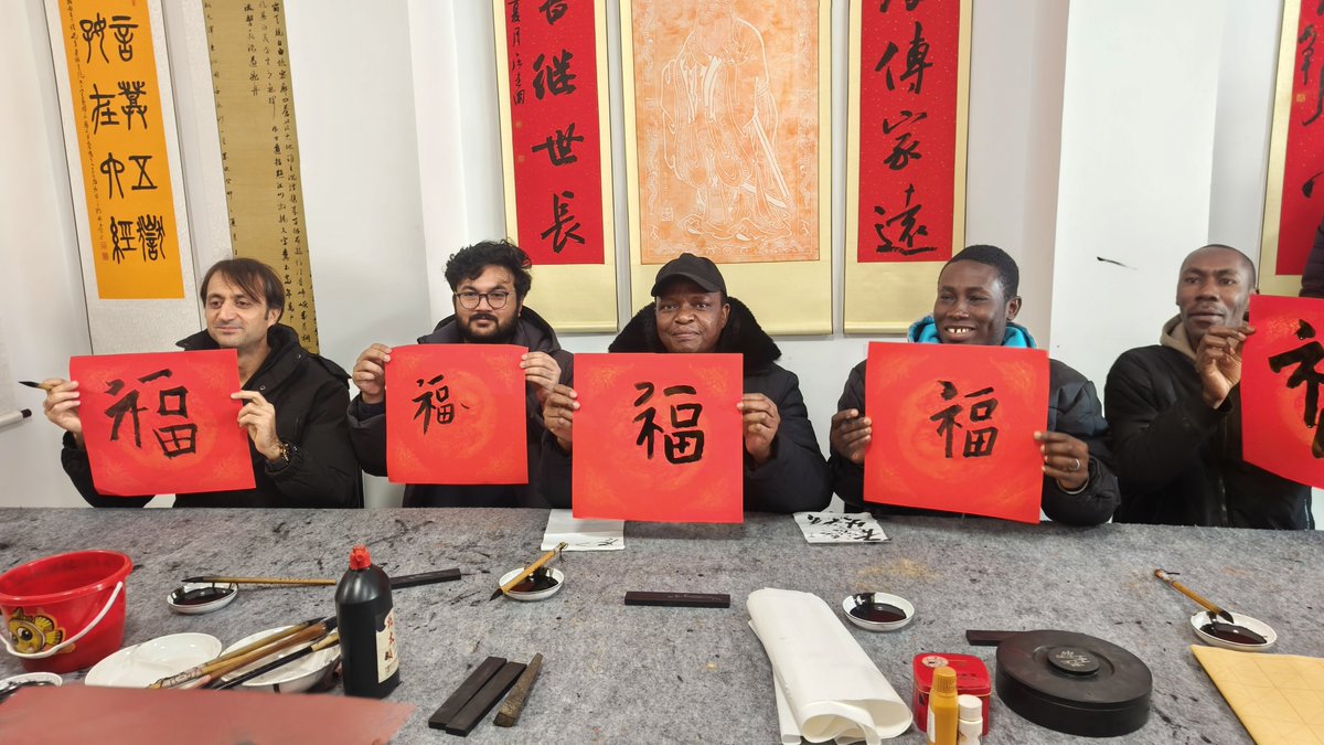 TouchShandong's tweet image. Recently, #expats from countries including Tanzania and Pakistan visited Shengzhuang Town in Taishan District and Ningyang County in Tai'an City, where they immersed themselves in a series of distinctive traditional Chinese cultural activities. They savored the rich aroma of