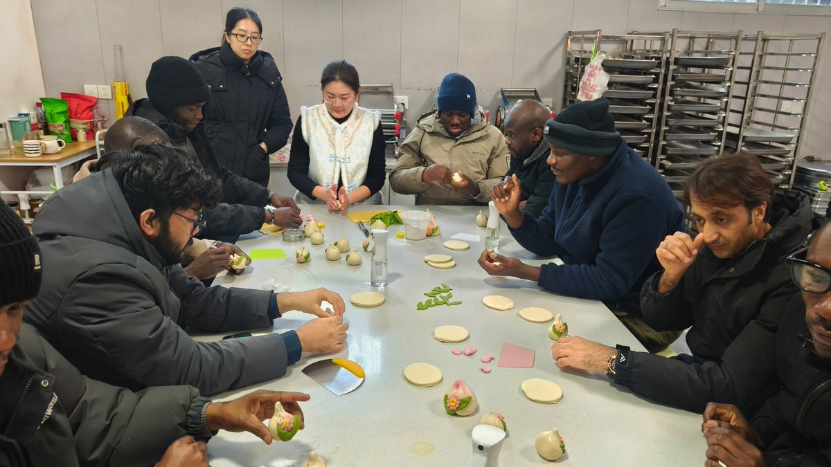 TouchShandong's tweet image. Recently, #expats from countries including Tanzania and Pakistan visited Shengzhuang Town in Taishan District and Ningyang County in Tai'an City, where they immersed themselves in a series of distinctive traditional Chinese cultural activities. They savored the rich aroma of
