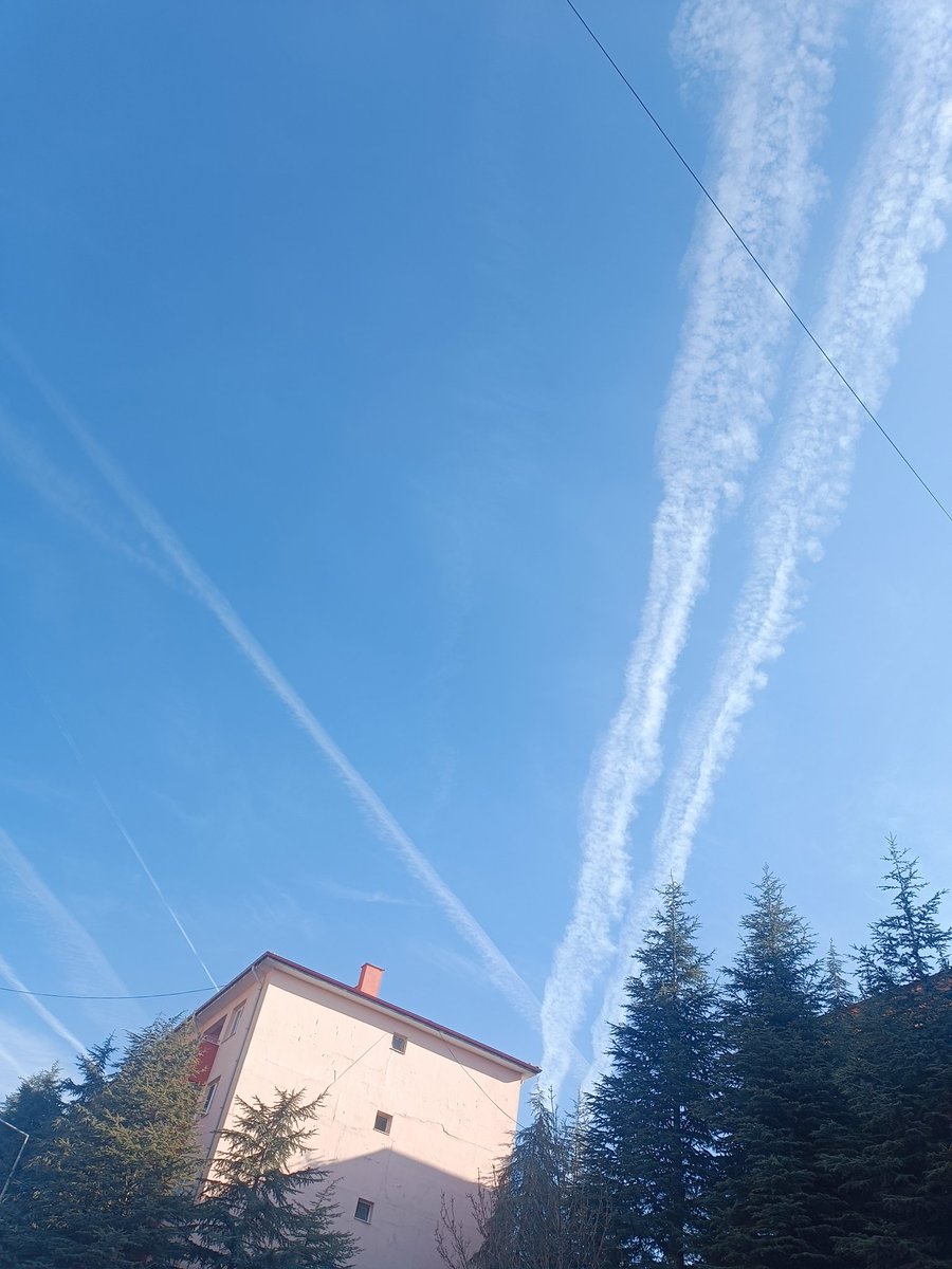 Alizvell_'s tweet photo. Günlerdir yoktu biri bu izleri açıklasın artık resmi olarak #chemtrails https://t.co/Zmpl8hTuoi