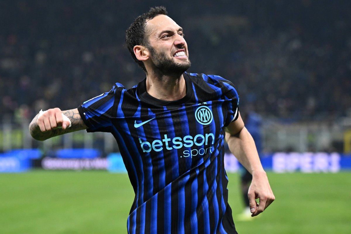 WhoScored's tweet image. 🌟 Highest rated central-midfielders across Europe's top five leagues this season:

◉ 7.40 - Bruno Fernandes
◉ 7.39 - Hakan Calhanoglu 
◉ 7.34 - Joshua Kimmich
◉ 7.32 - Pedri
◉ 7.29 - Joao Neves