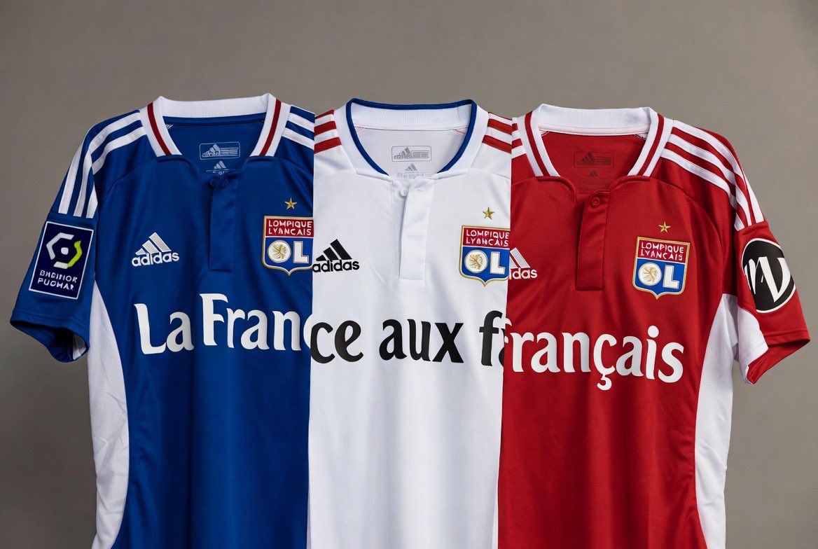 _BiteFootball's tweet image. 🚨𝗟’𝗢𝗟 𝗩𝗔 𝗦𝗨𝗜𝗩𝗥𝗘 𝗟’𝗜𝗡𝗜𝗧𝗜𝗔𝗧𝗜𝗩𝗘 𝗗𝗘 𝗟’𝗢𝗠😳

Le club annonce 3 nouveaux maillots qui mettent à l’honneur la France. 🇫🇷 

Ensemble, les 3 maillots révèlent le drapeau et une phrase, symbole d'unité et d’uniculturalisme. ⚪️

📸 @OL