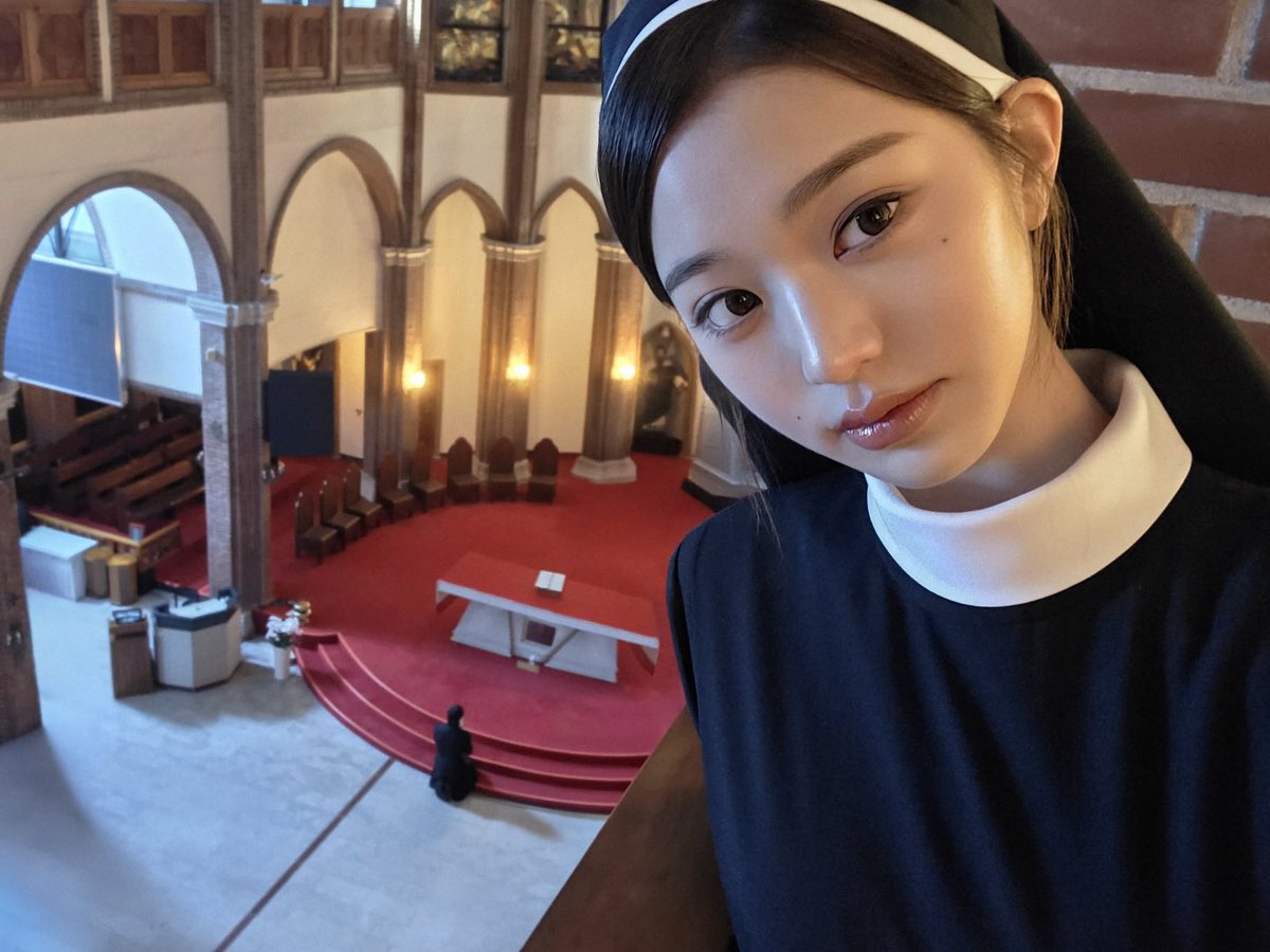 why is nun gabriella taking a selfie while father vincent is praying on his knees at the altar??? 😭