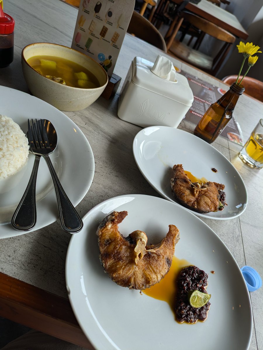 Khenang's tweet photo. @poconxg Igor (Ikan GOreng Renon/ Renon fried fish) https://t.co/ldNMeTSkYC