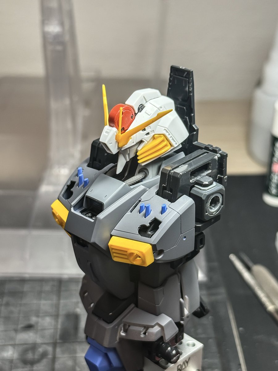shinshiro_7's tweet photo. MG Ex-S GUNDAM製作続き
首と襟周りから胸部にかけての改修。
首は3.0mm延長。2部品構成だった襟は後方をかっ飛ばして1ピース化。ついでに角度を変えて首から生やしたチューブが収まるようにしてみました✌️ https://t.co/LnwUz3YGcl