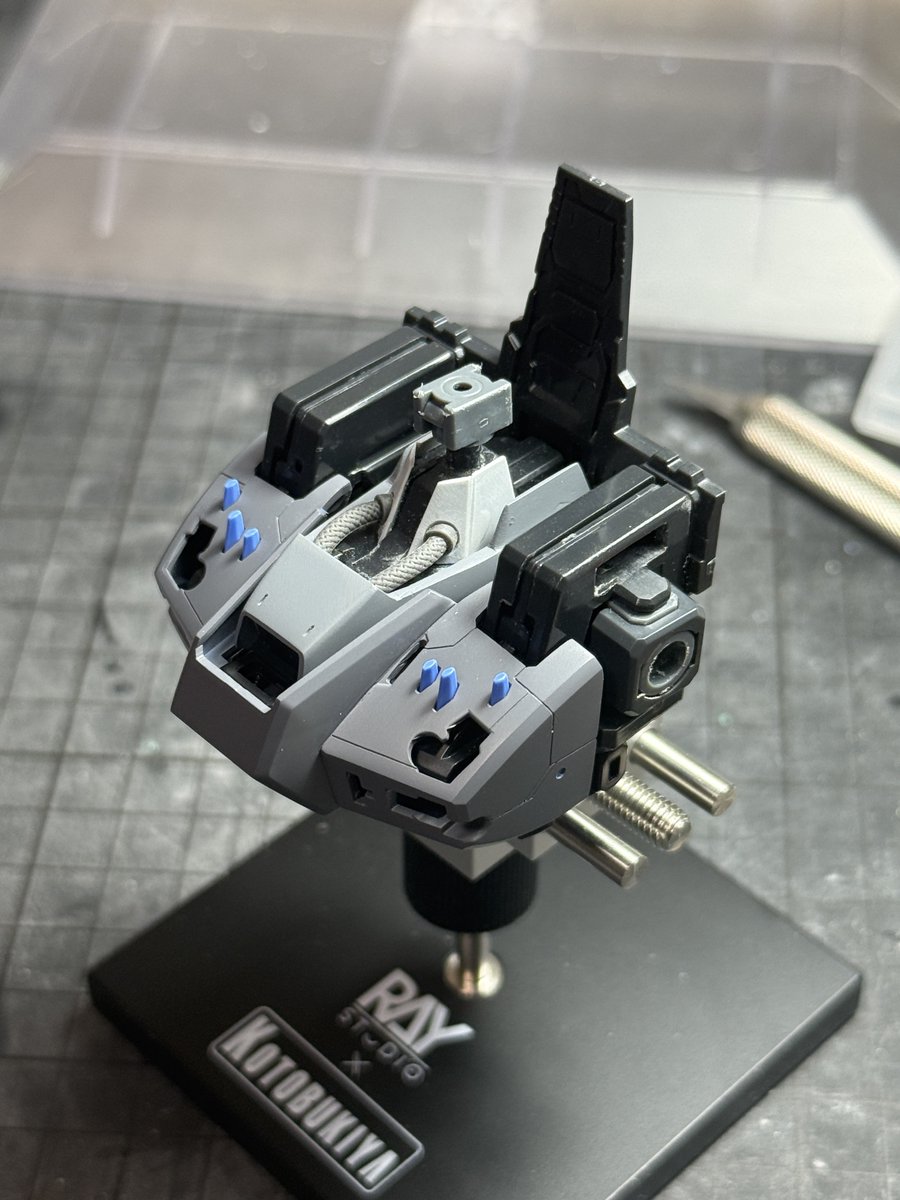 shinshiro_7's tweet photo. MG Ex-S GUNDAM製作続き
首と襟周りから胸部にかけての改修。
首は3.0mm延長。2部品構成だった襟は後方をかっ飛ばして1ピース化。ついでに角度を変えて首から生やしたチューブが収まるようにしてみました✌️ https://t.co/LnwUz3YGcl