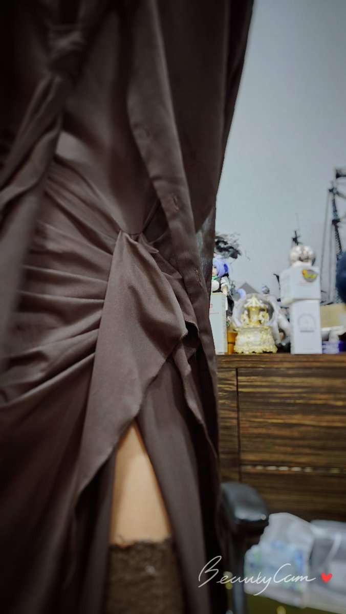 OnlyBatCats's tweet image. 今天是連身洋裝OL風
只是這開衩...
真的開超高
坐下來其實會有點微走光

但是真的蠻好看
原來我還算可以駕馭的了連身洋裝