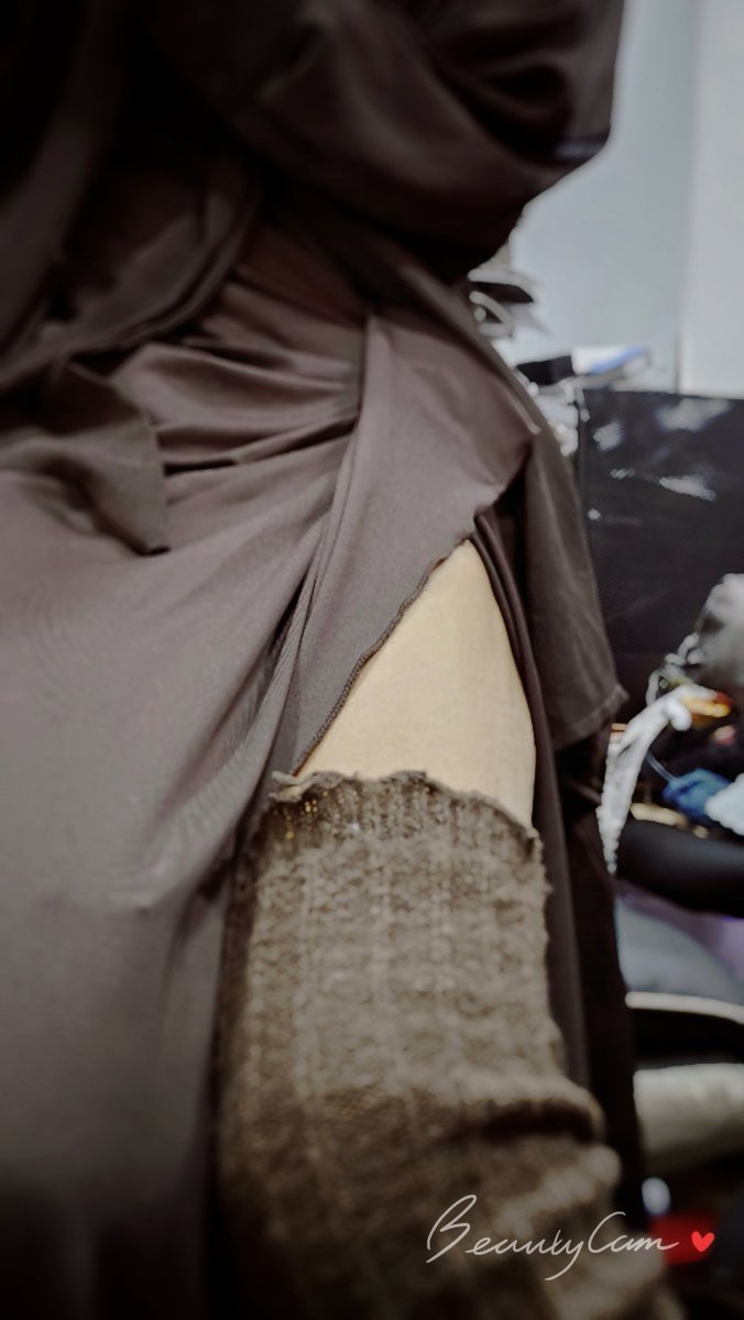 OnlyBatCats's tweet image. 今天是連身洋裝OL風
只是這開衩...
真的開超高
坐下來其實會有點微走光

但是真的蠻好看
原來我還算可以駕馭的了連身洋裝