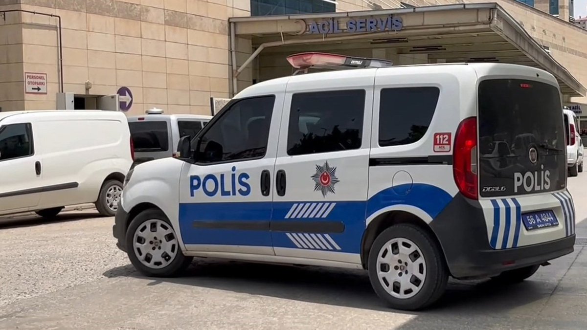 boldeditortr's tweet photo. Siirt'te 2 çocuk annesi Gülhan Börülce (39), evinde bıçaklanmış halde ölü bulundu. https://t.co/lSmvoay7oe