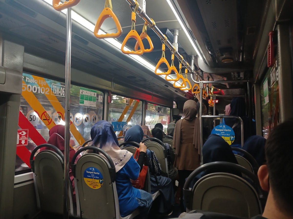 11RviaPIK's tweet photo. 11R Rame banget ini guys, untuk pertama kali dalam 3 bulan... Pertahankan ya, kita kurangi emisi carbon bersama!
#TransJakarta #tj https://t.co/0FlU5LyGlD
