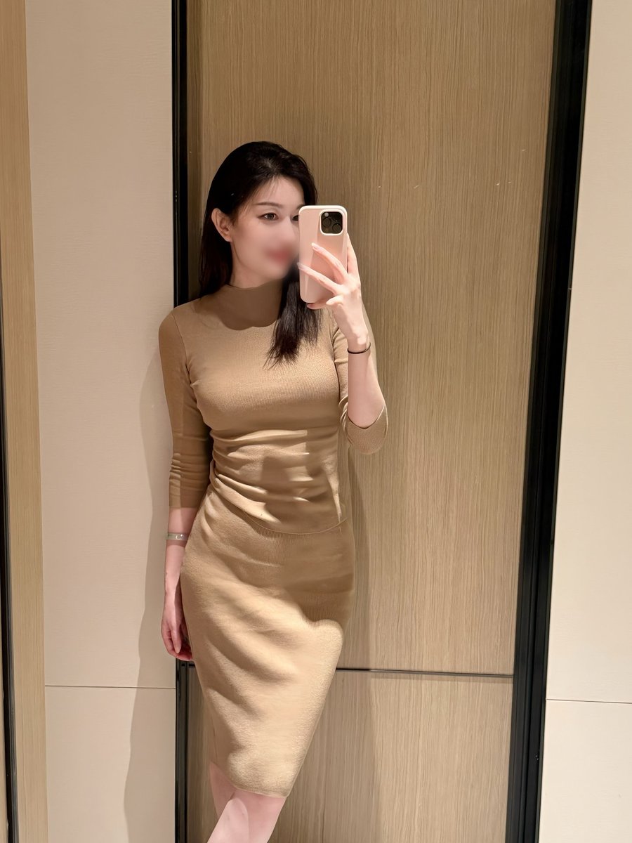 #无锡  海鲜龙虾面，老板娘我是那个笑着给你加虾的老板娘，爱笑爱吃爱生活，会做一手好面，也会暖一颗心！ 可是忙完一天，最想找个温柔的人一起分享这份热腾腾的幸福。 单身ing，如果你也喜欢海鲜的鲜甜、生活的烟火气，来店里坐坐？或者留言找麻麻拿我联系 。