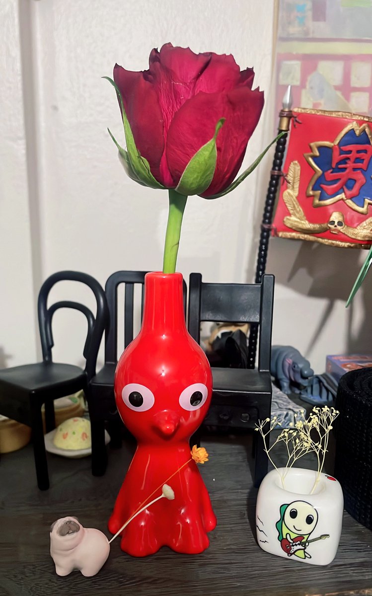 もらったお花をピクミンの一輪挿しに飾った！すてきだね