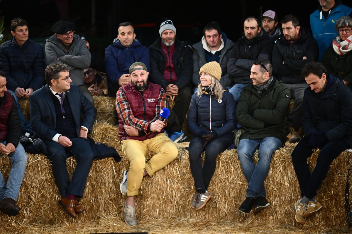 BFMTV_Inside's tweet image. 📺#AUDIENCES - 17 décembre 2025  

📷Emission spéciale "LE FORUM BFMTV : crise agricole" sur @BFMTV (21h/23h30) exceptionnellement délocalisé depuis Carbonne

✅1ERE CHAINE INFO

✅2,5% PDA

✅382 000 téléspectateurs en moyenne 

✅près de 4 millions de téléspectateurs en cumulé