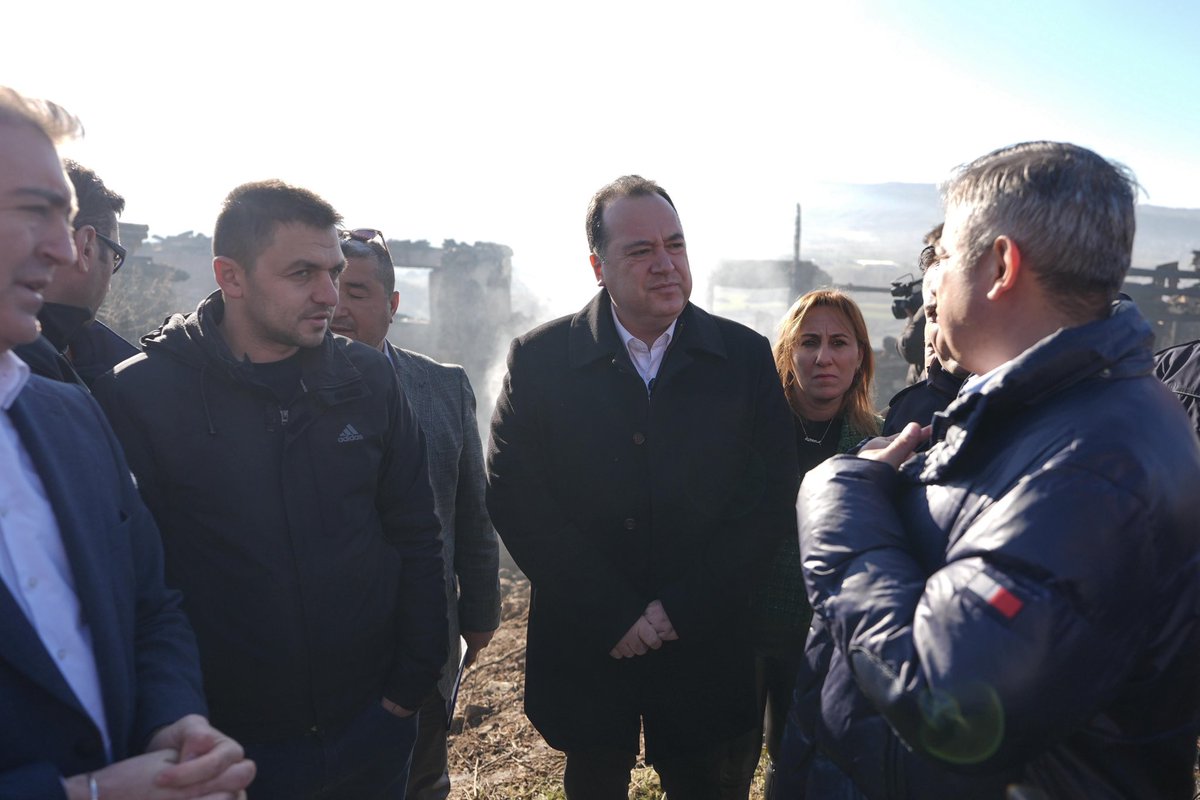 besimecz's tweet photo. Gördes ilçemizin Evciler Mahallesi’nde çıkan ve 4 evi etkileyen yangın bölgesinde incelemelerde bulunduk.

Hayatını kaybeden vatandaşımız Türkan Büke’nin ailesine taziye ziyaretinde bulunarak acılarına ortak olduk. Yangından zarar gören komşularımızın mağduriyetlerini en kısa sürede gidermek için ekiplerimizle koordineli şekilde çalışıyoruz.

Manisa Büyükşehir Belediyesi ve Gördes Belediyesi olarak yangından etkilenen hemşehrilerimizin yaralarını el birliğiyle saracak, onları asla yalnız bırakmayacağız. 

Vefat eden hemşehrimize bir kez daha Allah’tan rahmet, tüm mahalle halkına geçmiş olsun dileklerimi sunuyorum.