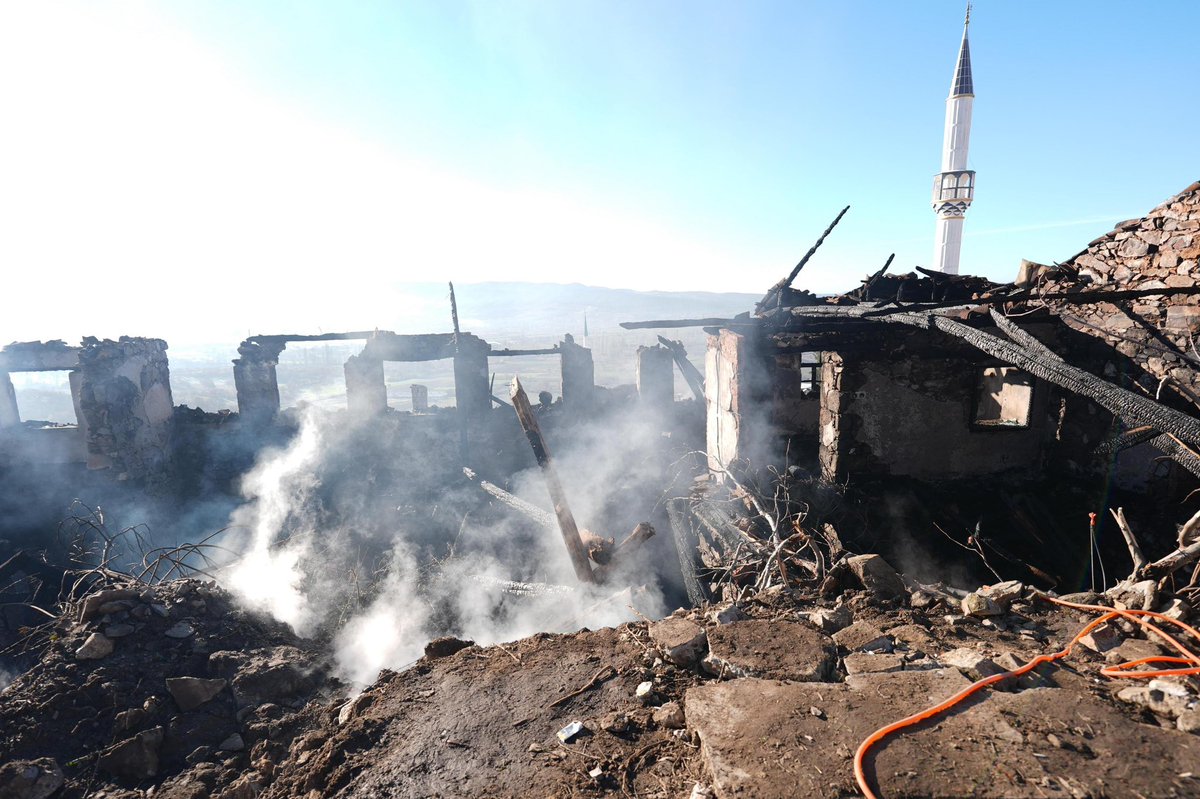 besimecz's tweet photo. Gördes ilçemizin Evciler Mahallesi’nde çıkan ve 4 evi etkileyen yangın bölgesinde incelemelerde bulunduk.

Hayatını kaybeden vatandaşımız Türkan Büke’nin ailesine taziye ziyaretinde bulunarak acılarına ortak olduk. Yangından zarar gören komşularımızın mağduriyetlerini en kısa sürede gidermek için ekiplerimizle koordineli şekilde çalışıyoruz.

Manisa Büyükşehir Belediyesi ve Gördes Belediyesi olarak yangından etkilenen hemşehrilerimizin yaralarını el birliğiyle saracak, onları asla yalnız bırakmayacağız. 

Vefat eden hemşehrimize bir kez daha Allah’tan rahmet, tüm mahalle halkına geçmiş olsun dileklerimi sunuyorum.