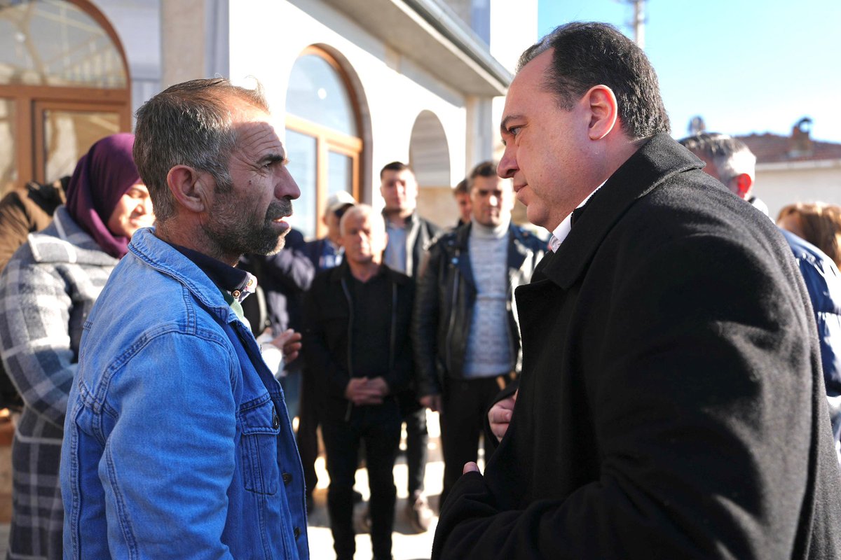 besimecz's tweet photo. Gördes ilçemizin Evciler Mahallesi’nde çıkan ve 4 evi etkileyen yangın bölgesinde incelemelerde bulunduk.

Hayatını kaybeden vatandaşımız Türkan Büke’nin ailesine taziye ziyaretinde bulunarak acılarına ortak olduk. Yangından zarar gören komşularımızın mağduriyetlerini en kısa sürede gidermek için ekiplerimizle koordineli şekilde çalışıyoruz.

Manisa Büyükşehir Belediyesi ve Gördes Belediyesi olarak yangından etkilenen hemşehrilerimizin yaralarını el birliğiyle saracak, onları asla yalnız bırakmayacağız. 

Vefat eden hemşehrimize bir kez daha Allah’tan rahmet, tüm mahalle halkına geçmiş olsun dileklerimi sunuyorum.