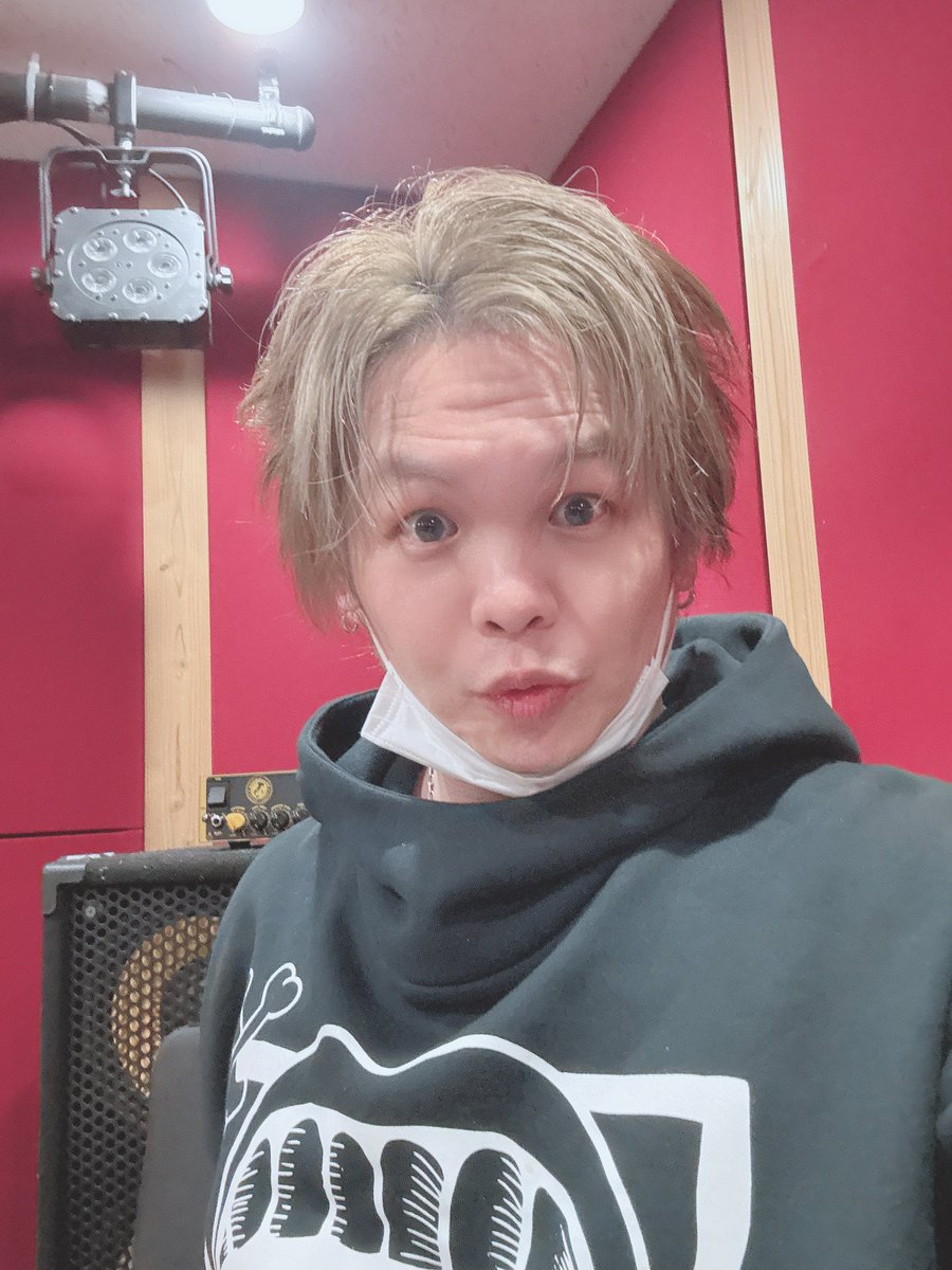 本日は年末年始の花千郷ライブのリハでした。奥さんは大人水疱瘡の為欠席でリモート参加しました💦なので修学旅行欠席者風写真です（笑）今回は去年とはガラリと変わり歌多めのセトリですぜ👍
#横山智佐
#帝都浪漫楽団・花
#花千郷