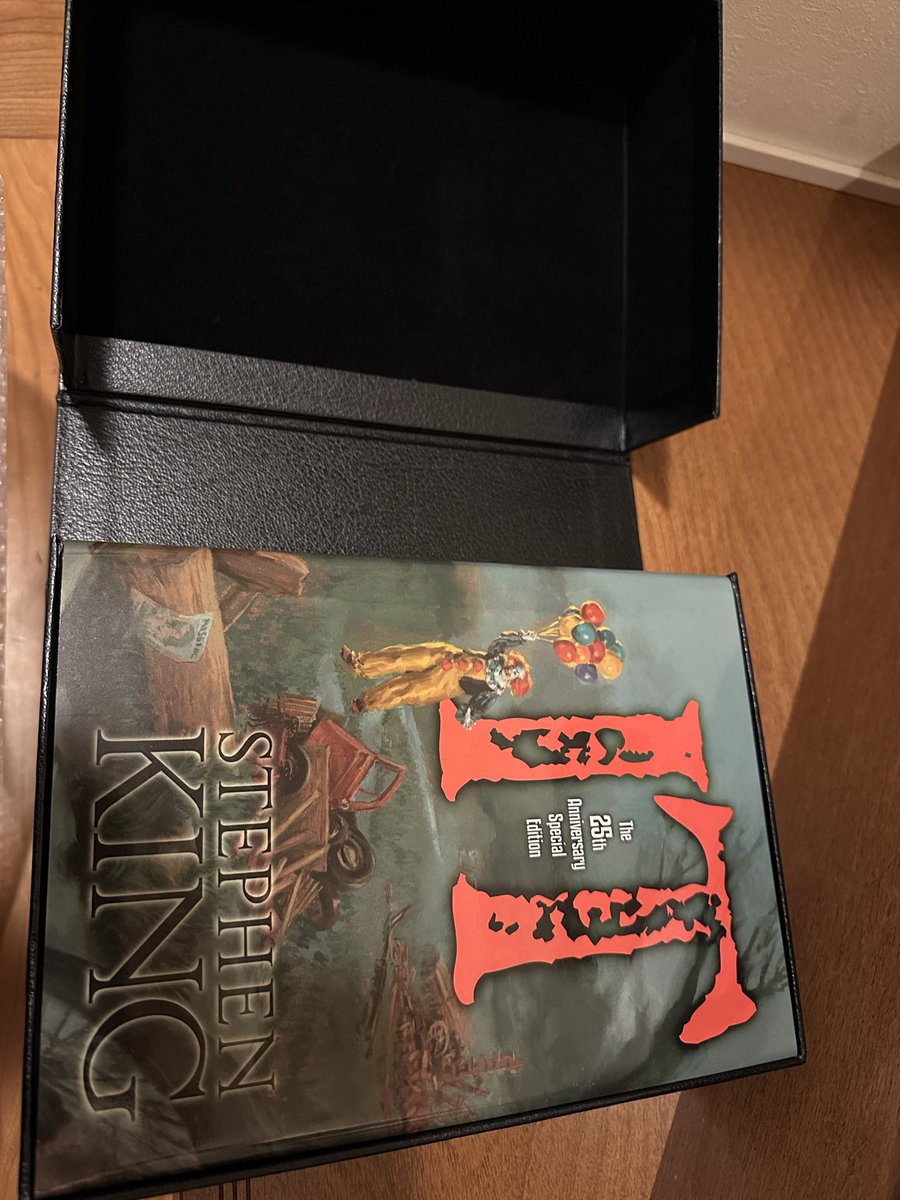 BLlF03aEYvObSAI's tweet photo. とても嬉しい!親愛なるStephen King先生のサイン入りのITの本が届いたよ!挿絵の画家の先生のサインもついてて豪華!久しぶりに感動した。
#IT
#ITWelcomeToDerry
#StephenKing
#GlenOrbik
#AlanM
#ErinSWells https://t.co/C4fqxPwKOX