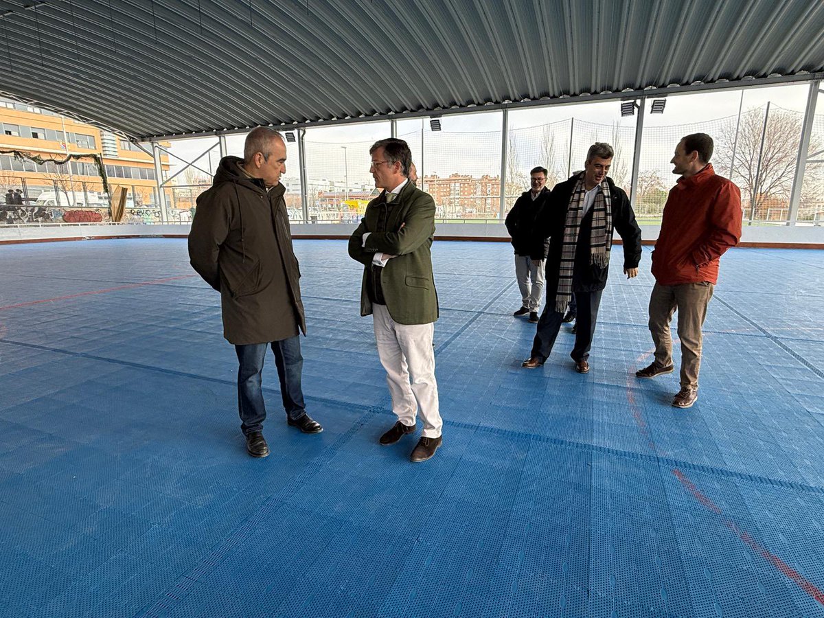 Mtnezparamo's tweet photo. 📍IDB Las Tablas Fromista, visitando trabajos finales de ejecución de la nueva cubierta y nuevos vestuarios que van a permitir un mejor uso por todos los públicos de estas fantásticas instalaciones,inversión de más de 8️⃣2️⃣0️⃣.0️⃣0️⃣0️⃣ euros de inversión ejecutada por @JMDFuencarral https://t.co/SyUXuDJrlI