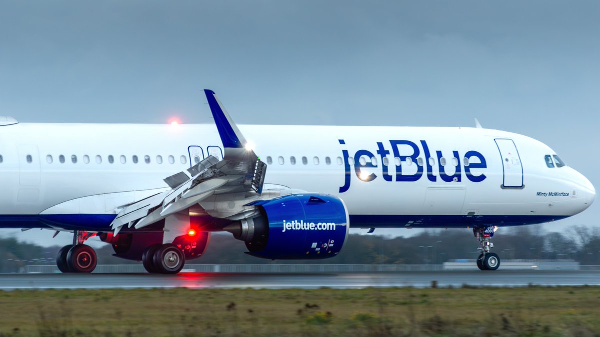 Deux A321LR de JetBlue 
Ca fait tjr bizarre de voir des mono-couloirs américains en France, j'm'y fais pas !