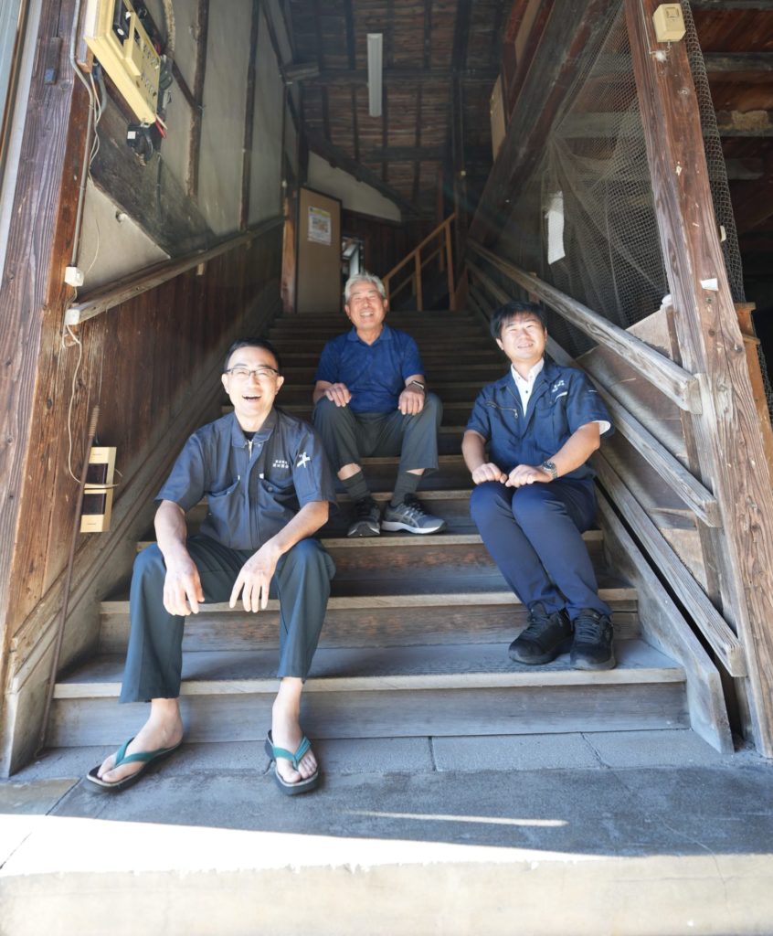 chaseikatsu's tweet photo. 長崎県東彼杵町��お茶に携わる人々の声を通して、産地の今とそのぎ茶の魅力をお届けする連載企画「長崎 そのぎ茶ものがたり」。

連載第6回は、茶商「岡田商会」の代表・岡田浩幸さんと営業担当の岡田泰樹さん、茶農家「西坂秀徳製茶」の西坂秀徳さんにお話を伺いました。

https://t.co/o7UkP2cV91 https://t.co/W9k9ga23OV