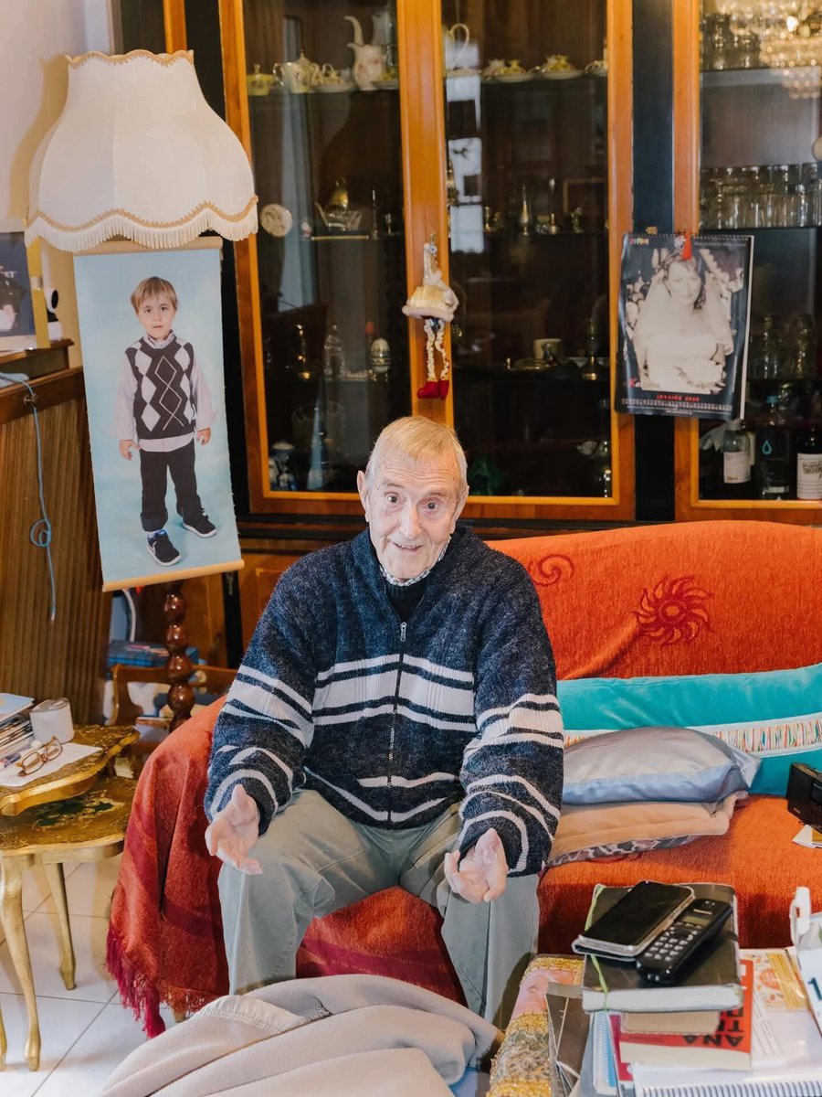 Ας κάνουμε όλοι ένα RT  και να ευχηθούμε χρόνια πολλά!Με υγεία στον καλοσυνάτο (αρχαιότερο άνδρα) Έλληνα ηθοποιό Γιάννη Βογιατζή, που έκλεισε τά 99 του ετη🎂🌹