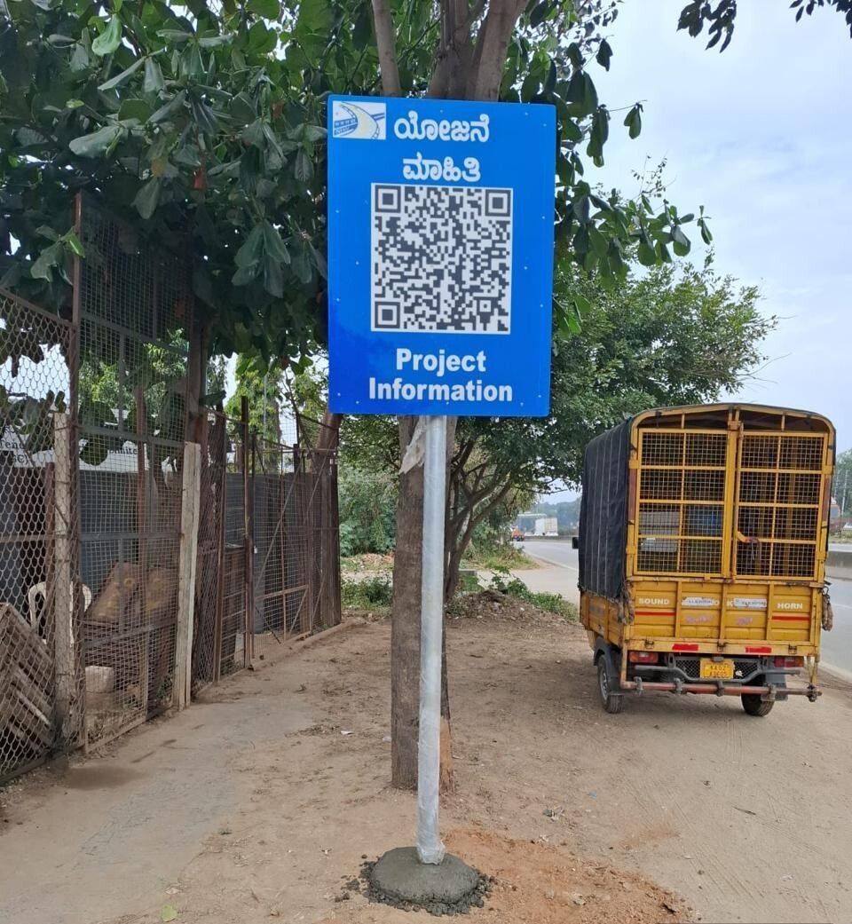 IndianTechGuide's tweet image. 🚨 NHAI has installed QR code-based information boards along major national highway corridors in Bengaluru.