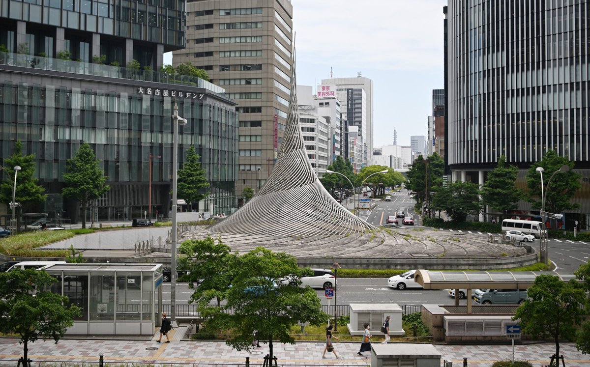 chunichi_denhen's tweet photo. 名古屋駅前「飛翔」の跡地はこうなる！　名古屋市が駅東側広場の完成デザインを公表

▼名古屋駅前がどんな姿になるのか、詳しくはこちらのページで
https://t.co/pymYJcmzXi 

こちらの写真は「飛翔」が撤去される前の名駅前です https://t.co/Npjin8UHNR