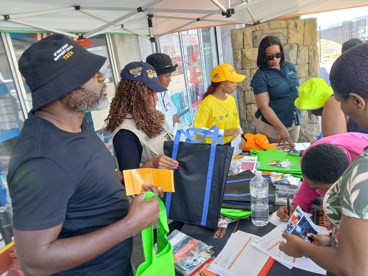 the_dtic's tweet image. 🚨📍the dtic,  @theNCC, @The_DSD and @nersa officials are currently on a joint festive season campaign in Gugulethu, Western Cape. The campaign is aimed at encouraging  responsible consumption of and compliant trading in alcohol during the festive season #drinkresponsibly