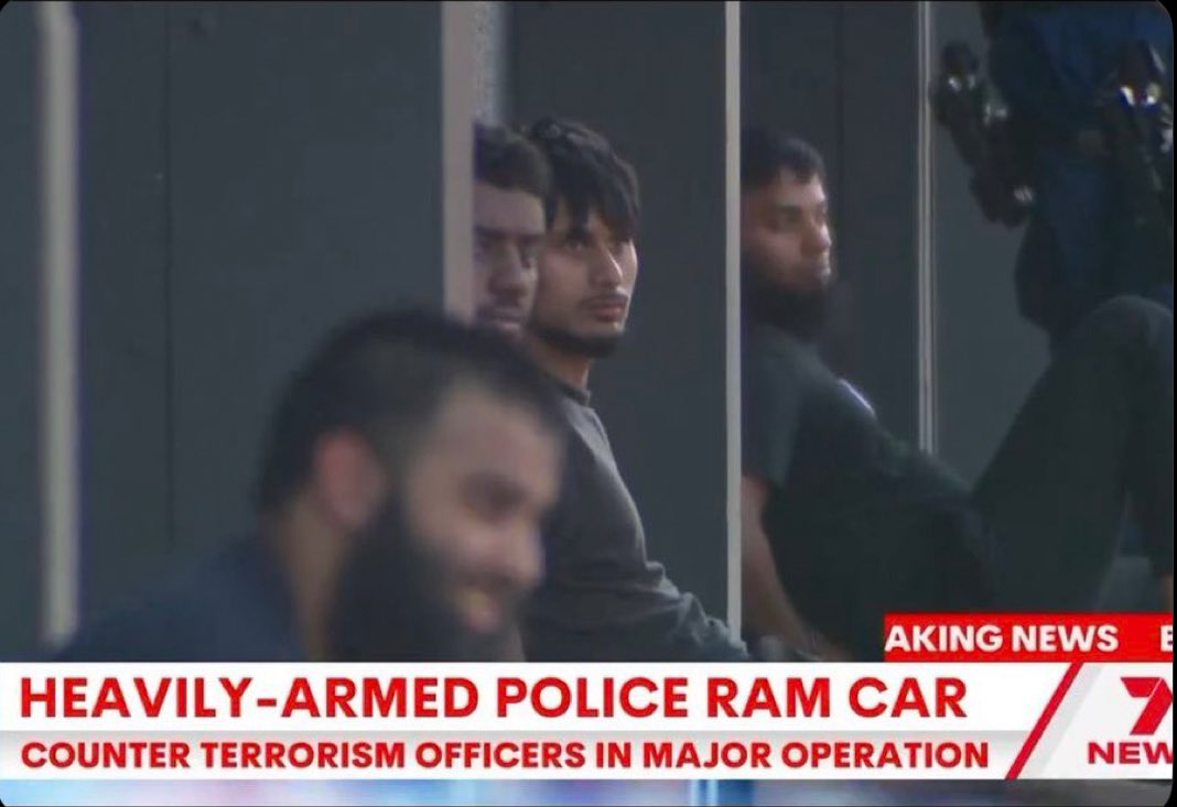 visegrad24's tweet image. BREAKING:

Australian police ram a car with 5 men who were travelling to Bondi Beach.

It’s possible that another Islamist terror attack was just stoped.