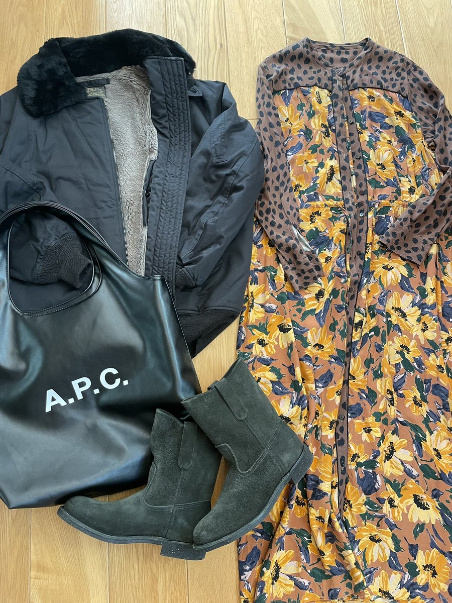 さて本日手にしてるカバンは。　

 A.P.C. Ninon トートバッグ。

分厚いアウターの上から肩掛け出来る優秀アイテム。

最近は無骨なアイテムと女性的な組み合わせコーデがお気に入り🎶

＃今日のコーデ
＃バズリクソンズ　B-17 ナース用フライトジャケット
＃フレームワーク
＃レッドウィング　8186
