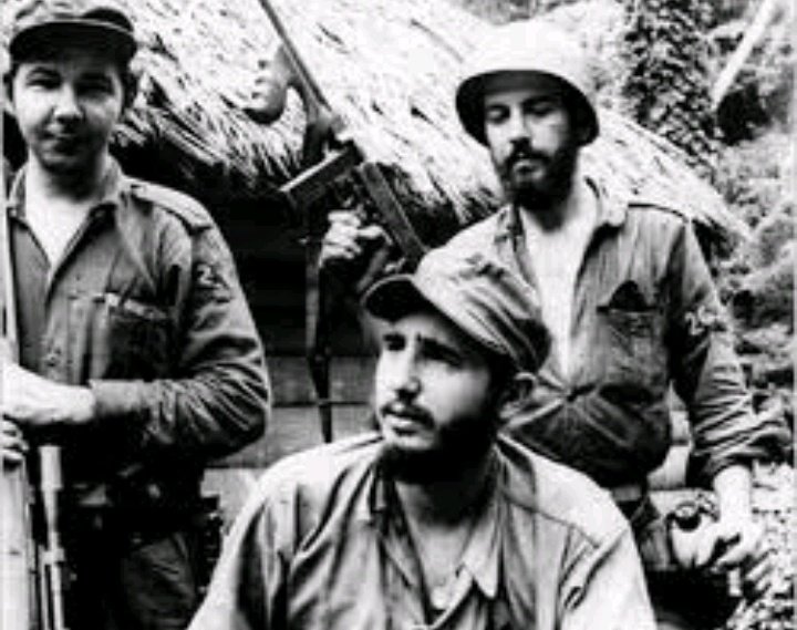 Un 18 de diciembre de 1958, se reúnen Fidel y Raúl en Jiguaní, el encuentro tuvo como objetivo, trazar la estrategia final de la contraofensiva. #HolguínSí #IzquierdaLatina
#CubaViveEnSuHistoria.