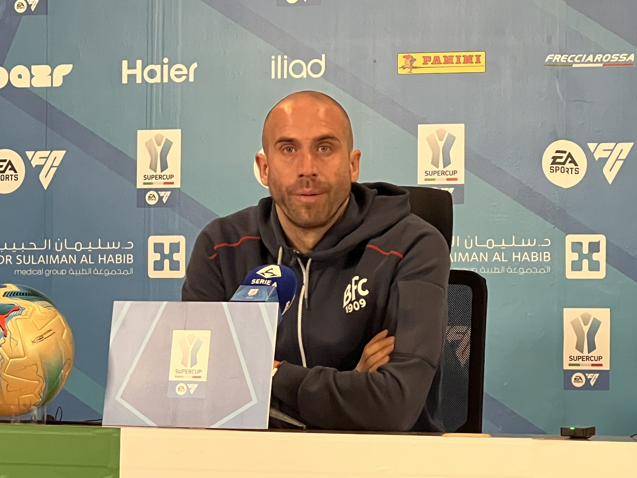 لورينزو دي سيلفيستري لاعب فريق بولونيا في المؤتمر الصحافي: -بفضل المدرب استطعنا الفوز بكأس إيطاليا، ونحن نحترم كل الفرق المشاركة، وسنقدم كل ما يلزم للوصول للمباراة النهائية. #بولونيا_إنتر_ميلان 