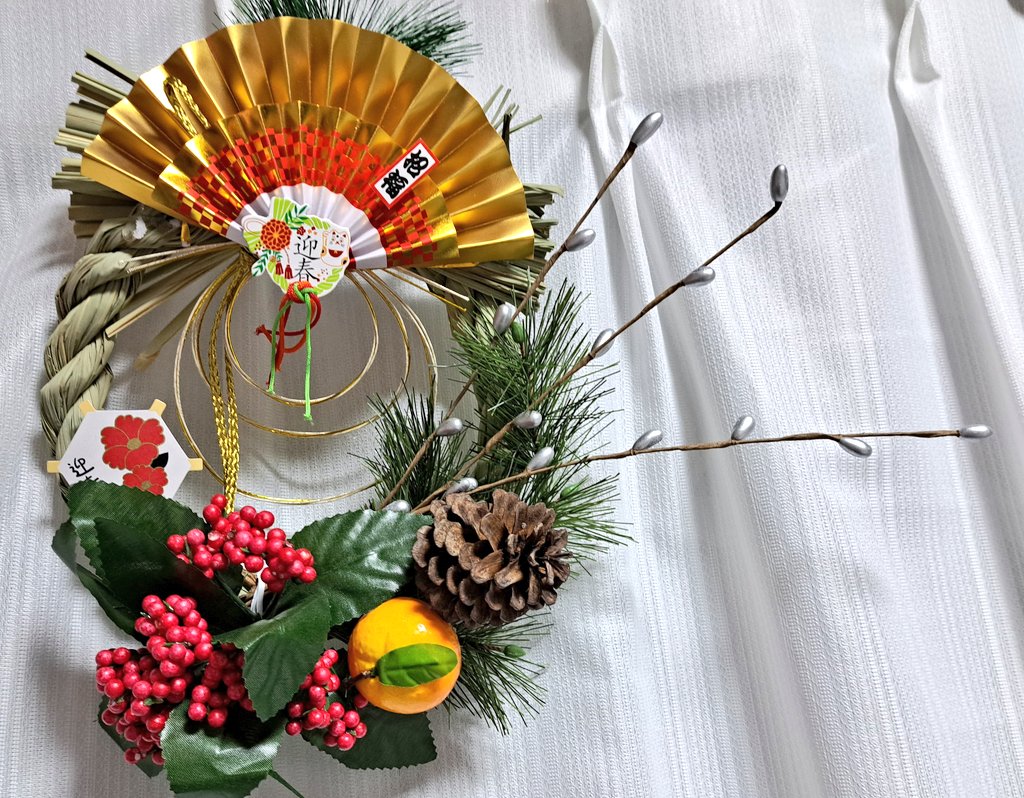 少し遅いですが、お正月飾りとクリスマスリーフです。 お正月リースも完成～ これで大丈夫なのかはわからない(笑)