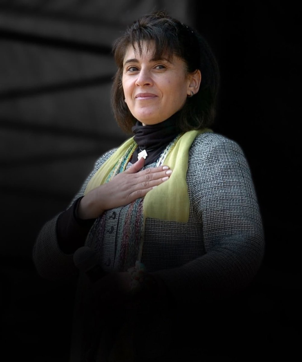 ezkeremm's tweet photo. Leyla Zana’ya cinsiyetçi küfür edenler cesur değil, korkaktır. Bedel ödeyenle tribünde küfreden aynı kefeye konmaz. O tarih, siz gürültüsünüz. Gürültü geçer, utanç kalır. Bir kadına küfretmek fikir değil, çürümedir.

#LeylaZanaOnurumuzdur https://t.co/Kwup8MchMG