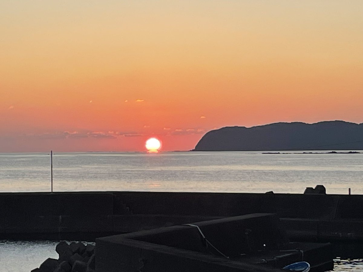 twintwin1026's tweet photo. 今日の夕日めっちゃ綺麗やった。だるま夕日になってた！
お隣の市はだるま夕日が有名だけど、こっちで見られるなんて今まで知らなかった。

#だるま夕日 https://t.co/stThHV6b51