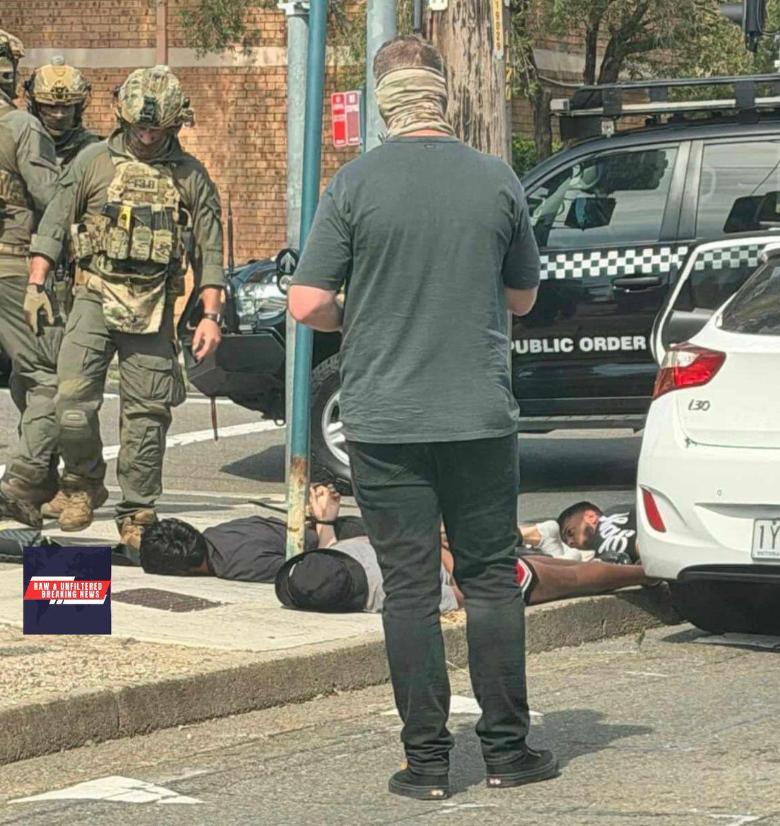 InfosFrancaises's tweet photo. 🇦🇺 AUSTRALIE : Sept individus viennent d'être interpellés par la police antiterroriste dans l'agglomération de Sydney lors d'une opération en pleine rue en raison d'un "acte violent possiblement en préparation" (7NEWS). https://t.co/bVBQuCDA0N