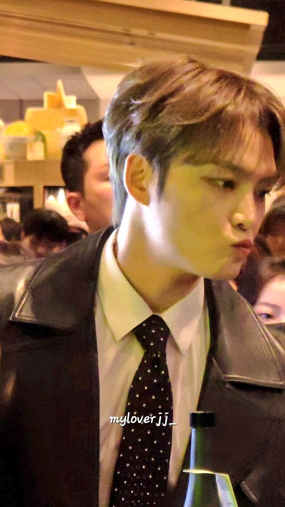 ^ㅠ^ 재중💚
멋지게 입고와서 멋지게 압구정막걸리 소개하는 와중에도 귀여운 표정 놓칠수 없어!

#김재중 #KIMJAEJOONG #ジェジュン #金在中 #더현대서울 #압구정막걸리 #압구정막걸리팝업