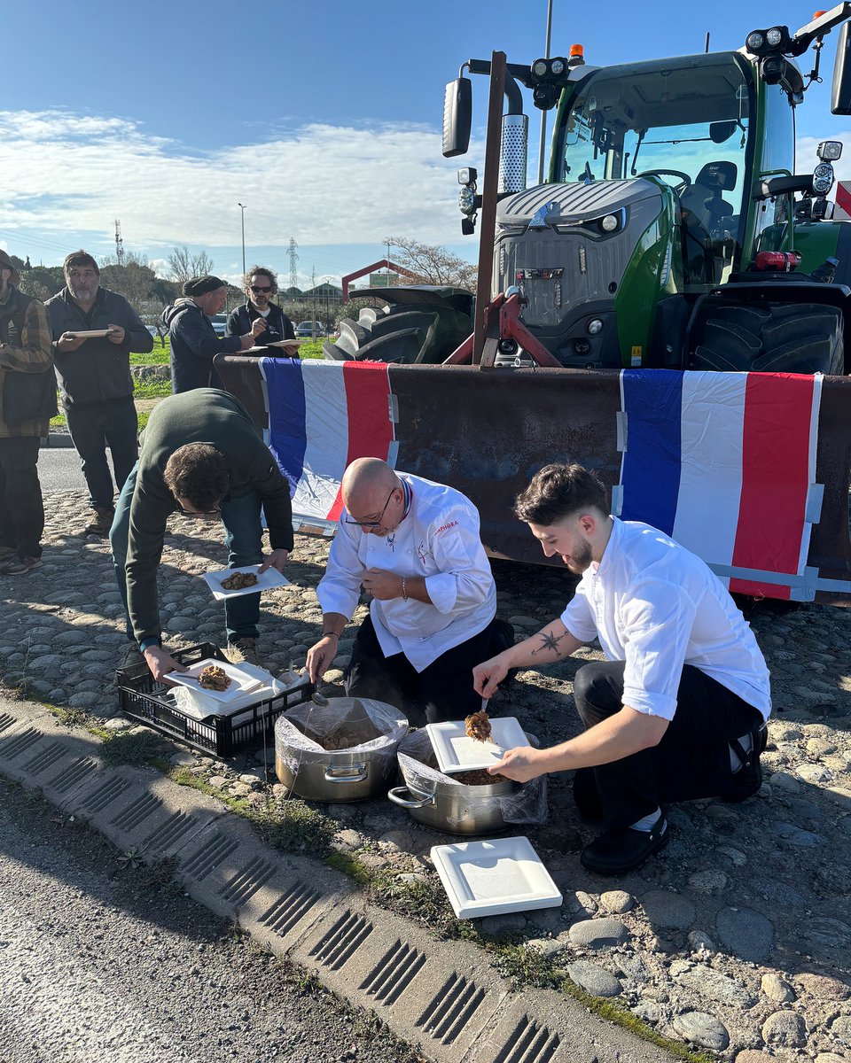 BVoltaire's tweet image. Franck Putelat, meilleur ouvrier de France et chef étoilé, prépare et sert le repas aux agriculteurs de Carcassonne. La haute gastronomie française et le monde paysan, main dans la main.
